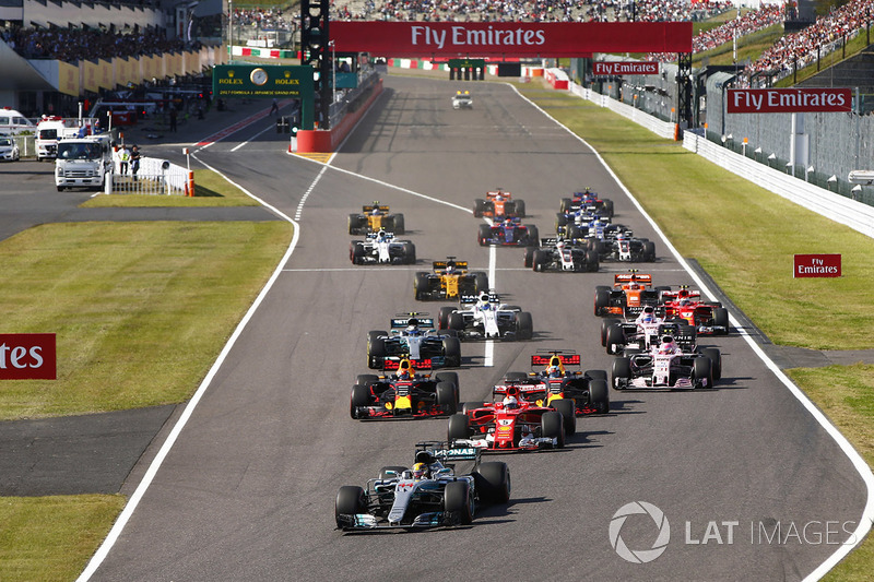 Start: Lewis Hamilton, Mercedes-Benz F1 W08 leads