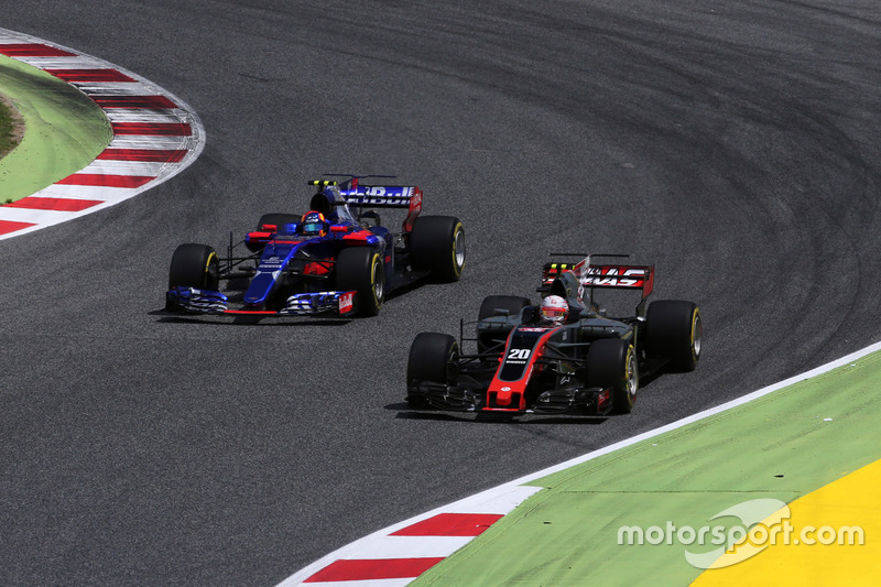 Carlos Sainz Jr., Scuderia Toro Rosso STR12 and Kevin Magnussen, Haas F1 Team VF-17 battle