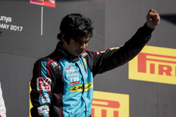 Podium : le vainqueur Arjun Maini, Jenzer Motorsport