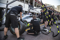 Entraînement de pit-stop d'une Mercedes AMG F1 W08