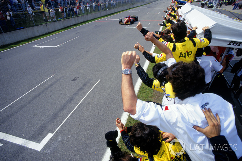 Race winner Jean Alesi, Ferrari 412T2