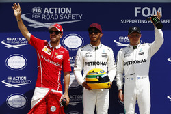 Le poleman Lewis Hamilton, Mercedes AMG F1, le deuxième, Sebastian Vettel, Ferrari, le troisième, Valtteri Bottas, Mercedes AMG F1
