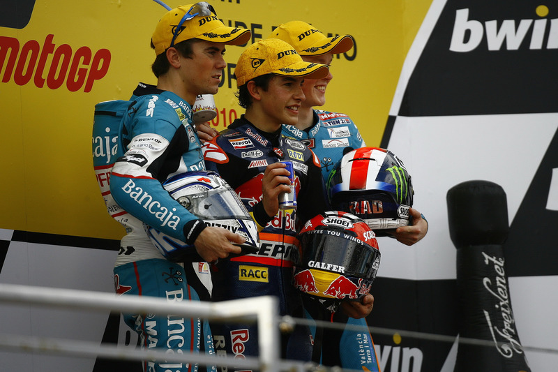 Podium: tweede plaats Nicolás Terol, racewinnaar Marc Marquez, derde plaats Bradley Smith