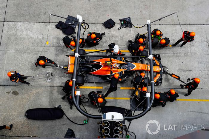 Stoffel Vandoorne, McLaren MCL32, pit stop