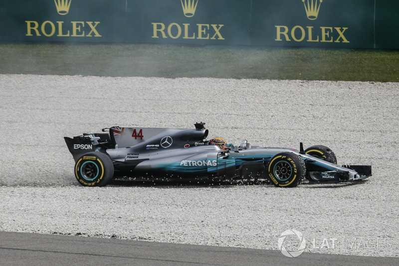 Lewis Hamilton, Mercedes-Benz F1 W08 pist dışına çıkıyor