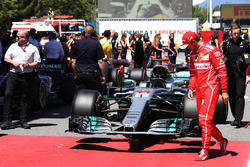 Гонщик Ferrari Себастьян Феттель осматривает Mercedes AMG F1 W08 Льюиса Хэмилтона в закрытом парке