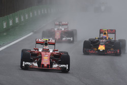 Кими Райкконен, Ferrari SF16-H, Макс Ферстаппен, Red Bull Racing RB12, и Себастьян Феттель, Ferrari