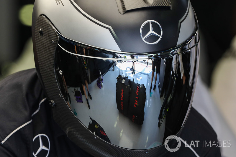 Mercedes AMG F1, віддзеркалений у візорі шолома
