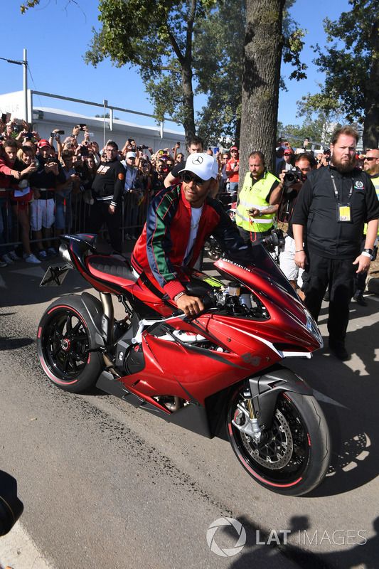 Lewis Hamilton, Mercedes AMG F1 llega al circuito en su moto