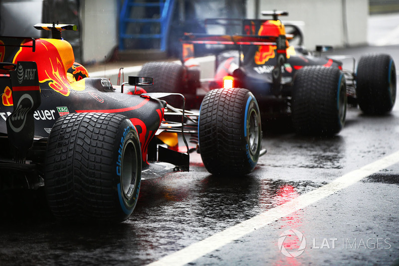 Max Verstappen, Red Bull Racing RB13, Daniel Ricciardo, Red Bull Racing RB13, in the pits