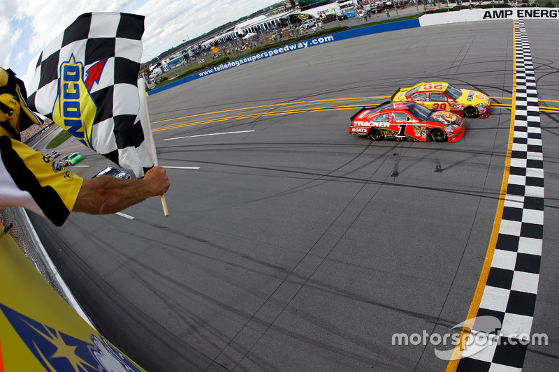 Kevin Harvick, Richard Childress Racing Chevrolet take the Checkred Flag ahead of Jamie McMurray, Chip Ganassi Racing Chevrolet