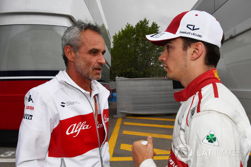 Charles Leclerc, Sauber celebrates tenth place with Beat Zehnder, Sauber Manager