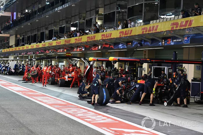 Daniel Ricciardo, Red Bull Racing RB13 pit stop