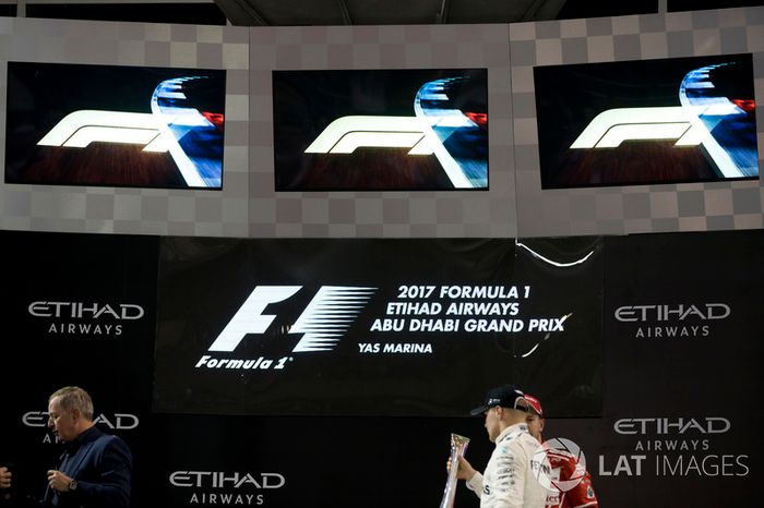 Podium: Ganador, Valtteri Bottas, Mercedes AMG F1 con el nuevo logo de F1 logos.