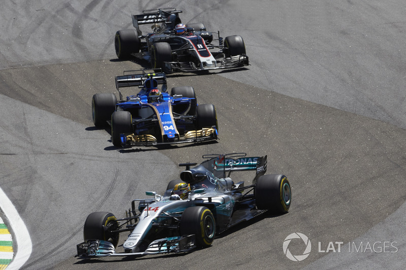 Lewis Hamilton, Mercedes AMG F1 W08, Pascal Wehrlein, Sauber C36, Romain Grosjean, Haas F1 Team VF-1