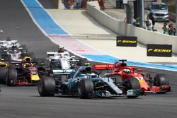 Valtteri Bottas, Mercedes AMG F1 W09, en lutte avec Sebastian Vettel, Ferrari SF71H, au départ