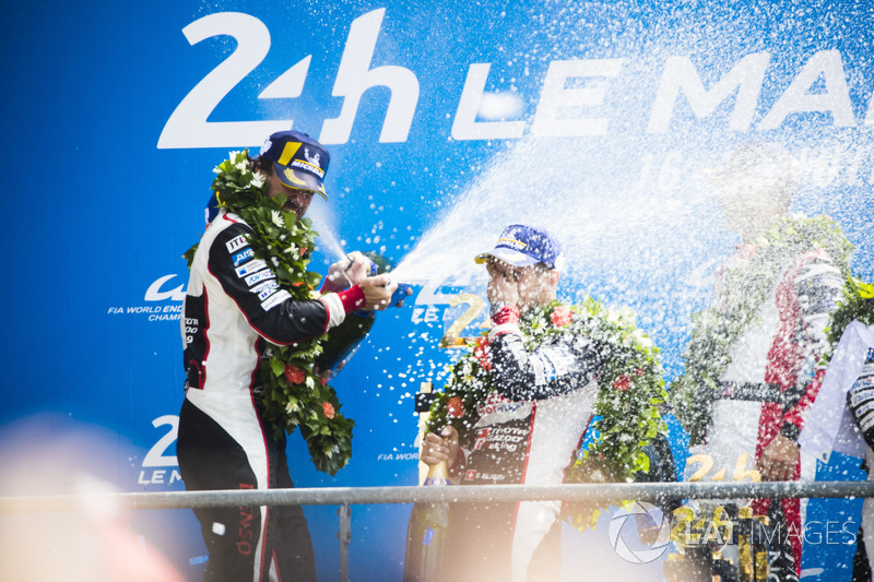 Genel klasman podyum: Yarış galibi Sébastien Buemi, Kazuki Nakajima, Fernando Alonso, Toyota Gazoo Racing, 2. Mike Conway, Kamui Kobayashi, Jose Maria Lopez, 3. Mathias Beche, Gustavo Menezes, Thomas Laurent, Rebellion Racing