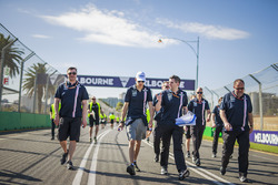 Esteban Ocon, Force India F1 fait le tour du circuit à pied