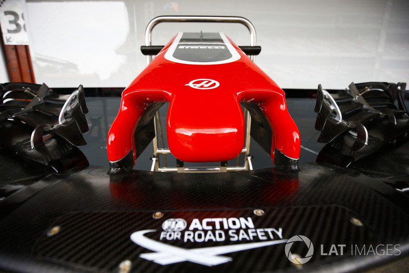 El logo de la FIA Action For Road Safety se muestra en la nariz de un Haas F1 Team VF-18
