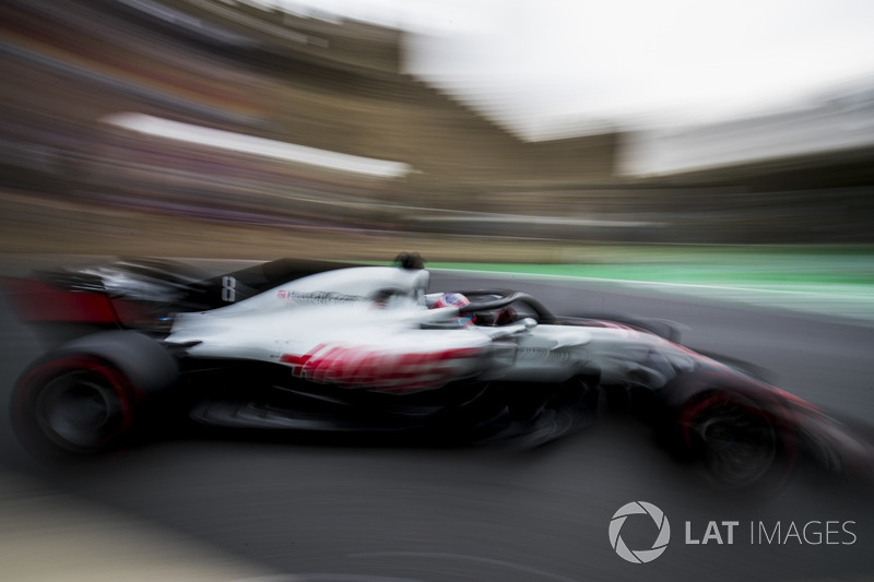 O mico do GP do Azerbaijão ficou por conta de Romain Grosjean, que bateu no muro durante as voltas de Safety Car: “Eu estava aquecendo meus pneus e esbarrei em um botão, que se moveu em duas posições. Quando pisei no freio, o equilíbrio dele estava concent