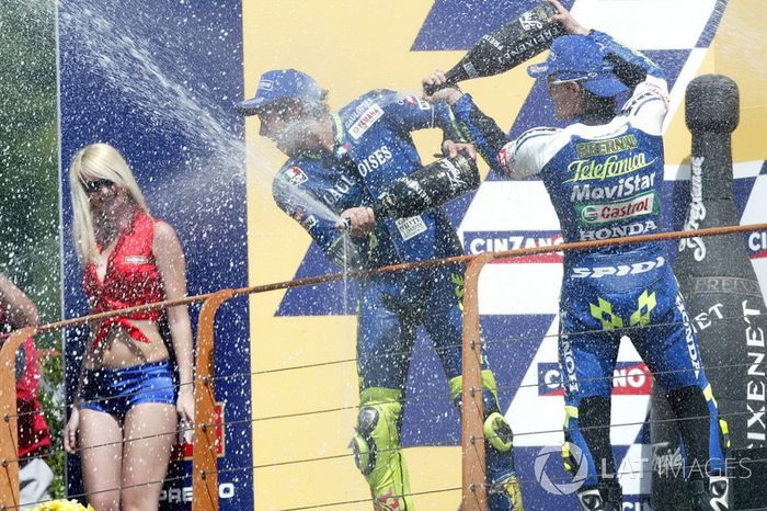 Podio: Valentino Rossi, Yamaha Factory Racing y Sete Gibernau, Honda