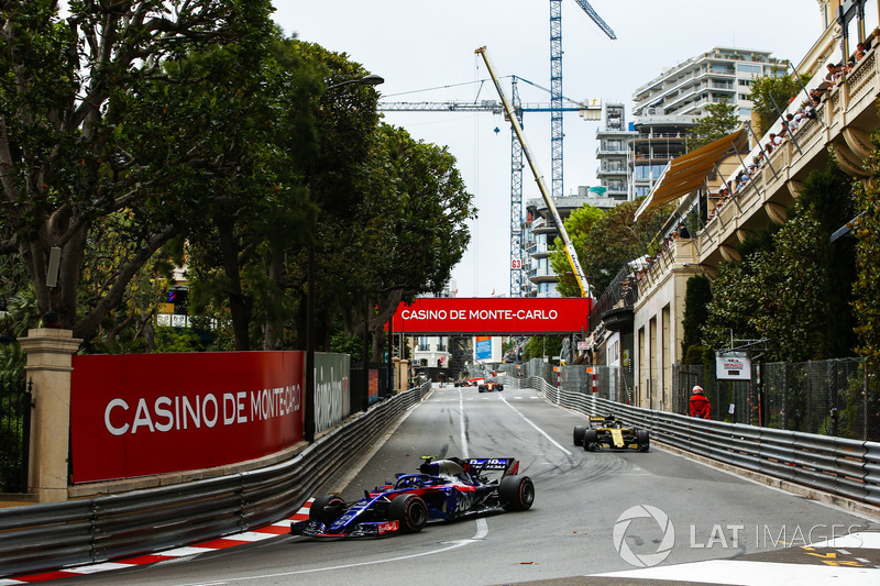 Pierre Gasly, Toro Rosso STR13, devant Nico Hulkenberg, Renault Sport F1 Team R.S. 18