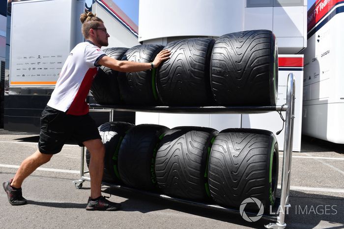 Mecánico de Sauber y neumáticos Pirelli