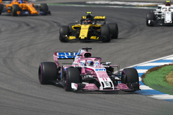 Sergio Perez, Force India VJM11, lidera el grupo de Carlos Sainz Jr., Renault Sport F1 Team R.S. 18, y Charles Leclerc, Sauber C37