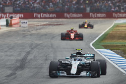 Valtteri Bottas, Mercedes AMG F1 W09, lidera sobre Kimi Raikkonen, Ferrari SF71H