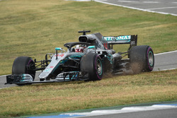 Lewis Hamilton, Mercedes-AMG F1 W09 taglia sull'erba all'ingresso della pit lane