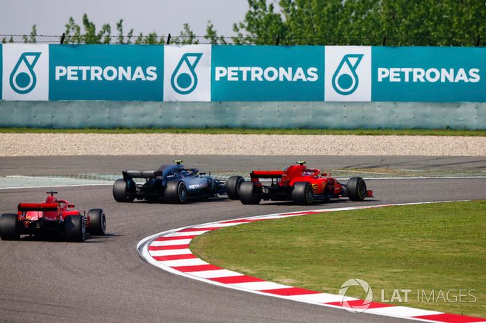Valtteri Bottas, Mercedes AMG F1 W09, pasa a Kimi Raikkonen, Ferrari SF71H, para el liderato de la carrera, como Sebastian Vettel, Ferrari SF71H sigue