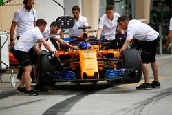 McLaren engineers move Fernando Alonso, McLaren MCL33 Renault, to the garage