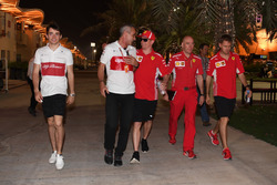 Charles Leclerc, Sauber, Beat Zehnder, Sauber Manager, Kimi Raikkonen, Ferrari, Jock Clear, Ferrari
