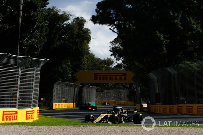 Nico Hulkenberg, Renault Sport F1 Team R.S. 18, Daniel Ricciardo, Red Bull Racing RB14 Tag Heuer y Carlos Sainz Jr., Renault Sport F1 Team R.S. 18