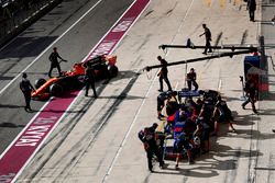 Daniil Kvyat, Scuderia Toro Rosso STR12, Stoffel Vandoorne, McLaren MCL32, in the pits