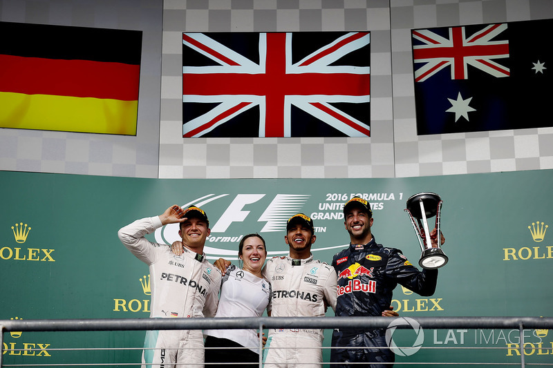 Podium : le second Nico Rosberg, Mercedes AMG, Victoria Vowles, responsable des services partenaires, Mercedes AMG, le vainqueur Lewis Hamilton, Mercedes AMG, le troisième Daniel Ricciardo, Red Bull Racing