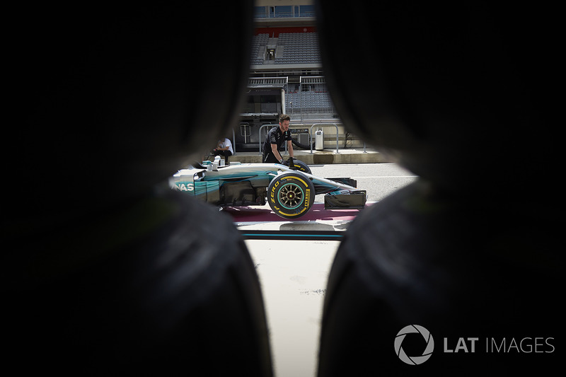 Mecánicos empujan el coche de Mercedes AMG F1 W08 al pit lane