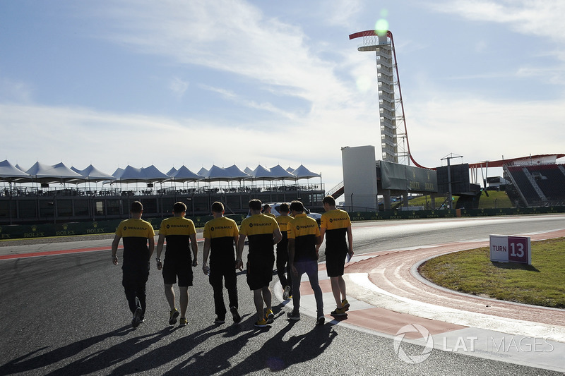 Carlos Sainz Jr., Renault Sport F1 Team walks the track with the team