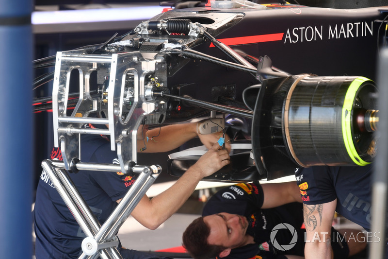 Red Bull Racing RB14, dettaglio della sospensione anteriore