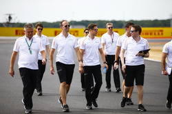 Stoffel Vandoorne, McLaren, Sporting Director Gil de Ferran camina en la pista