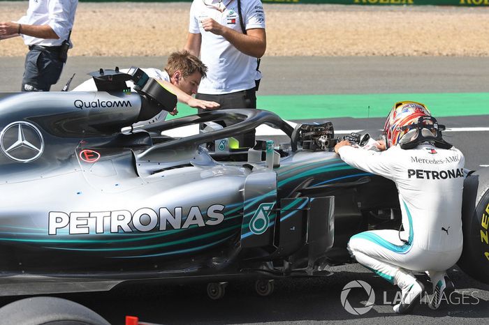 Poleman Lewis Hamilton, Mercedes-AMG F1 W09 celebrando en el parque cerrado
