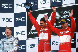 Podyum: Yarış galibi Michael Schumacher, Ferrari, 2. Mika Hakkinen, McLaren, 3. Eddie Irvine, Ferrari