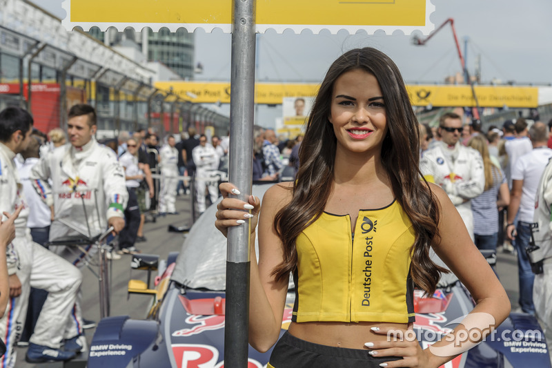 Starting grid, grid girl