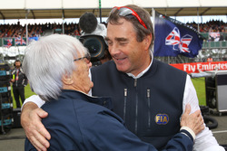 Bernie Ecclestone, con Nigel Mansell, Comisario FIA en la parrilla