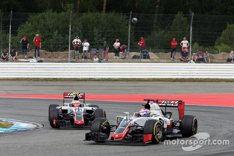 Romain Grosjean, Haas F1 Team VF-16 precede il compagno di squadra Esteban Gutierrez, Haas F1 Team V