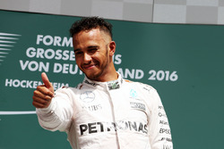 Podio: ganador Lewis Hamilton, Mercedes AMG F1