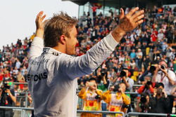 Winnaar Nico Rosberg, Mercedes AMG F1 Team in parc ferme