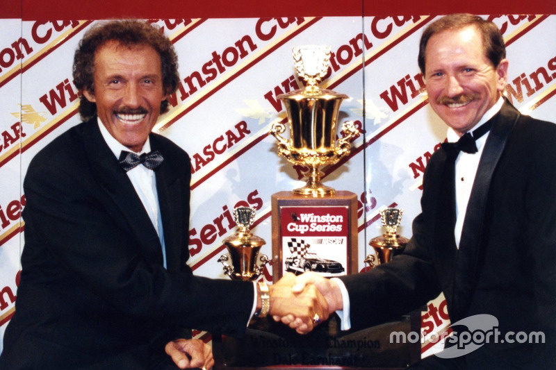 NASCAR Winston-Cup Champion 1994: Dale Earnhardt, Richard Childress Racing, mit King Richard Petty