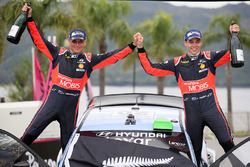 Les vainqueurs Hayden Paddon et John Kennard, Hyundai Motorsport