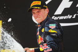 Winnaar Max Verstappen, Red Bull Racing viert met champagne op het podium